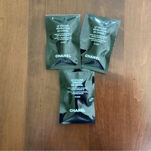 2xLe Volume Revolution de Chanel mascara 
1xStretch de Chanel mascara